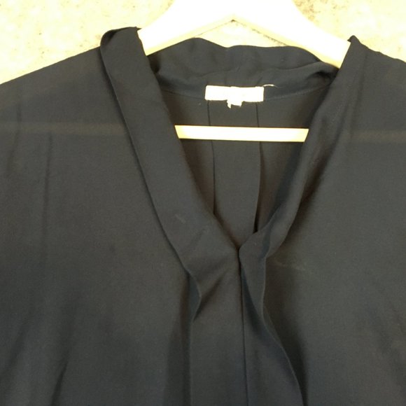 Pleione Blouse M Top Solid Navy Blue Crepe Pleat Detail Career V Neck Dolman Cap - Picture 3 of 9